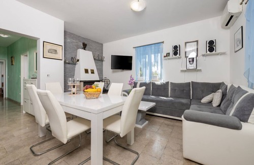 Zupanici Villa | Villa Eden Summary: V