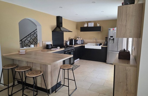 Entraigues-sur-la-Sorgue Villa | VILLA MOOREA-POOL-4 BEDROOMS-GARDEN-WIFI-BARBECUE-SPIROU/WAVE ISLAND-FESTIVAL