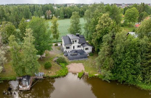 Lempaala Villa | Villa Gaia - Luxury villa with jacuzzi and beach close to trainstation 10 minutes from Tampere city! 1,5 hours to Helsinki