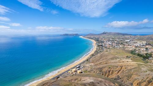 Pedras Pretas Villa | Villa Girassol by An Island Apart