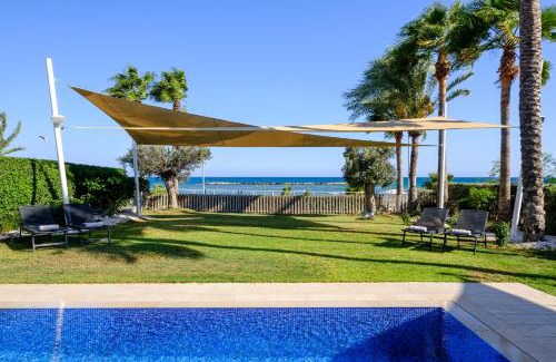 Oroklini Villa | Villa Goldfish - 5BR Beachfront Luxury with Pool & Jacuzzi