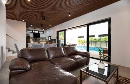 Nai Harn Villa | Villa Hibiscus-Charming 3 bedroom villa with WiFi and AC in lovely Tambon Rawai