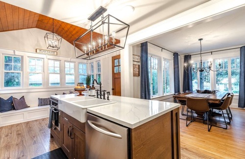 Seminole Heights Villa | Villa /House + Apartment ADU / Hot Tub /Fire Pit