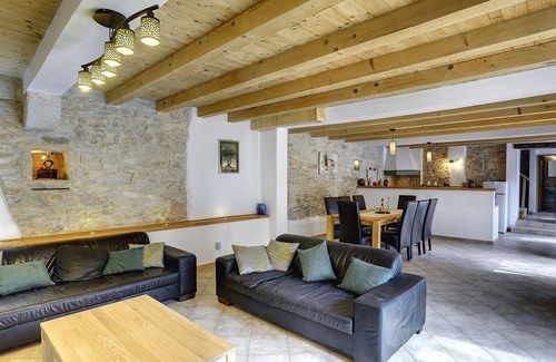 Gracisce House | Villa in Batlug with Private Pool