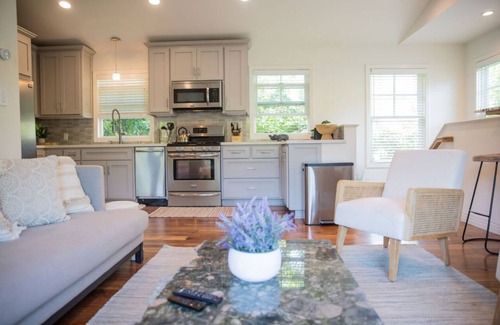 Hollywoodland House | Villa in Hollywood Hills- Townhouse with Private Backyard