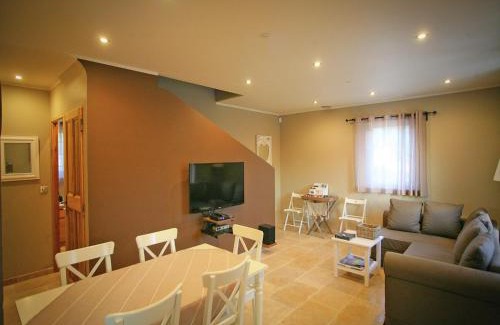 Apt Villa | Villa in Lubéron with Saltwater Pool