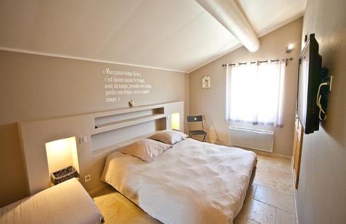 Apt Villa | Villa in Lubéron with Saltwater Pool