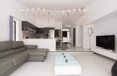 San Eugenio Villa | Villa Las Flores. Stunning 3 Bedroom Villa. Jacuzzi. Central Location.
