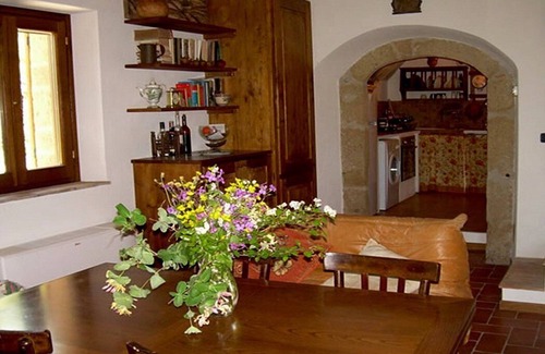 Sorano House | Villa Lavanda B: A welcoming two-story apartment that is part of a villa surrounded by the greenery.