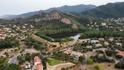 Poggio dei Pini House | Villa Luigi a Poggio dei Pini, alloggio con giardino e posto auto