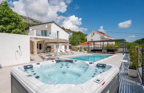 Tugare Villa | Villa Magnolia with heated Pool and Jacuzzi, near sea
