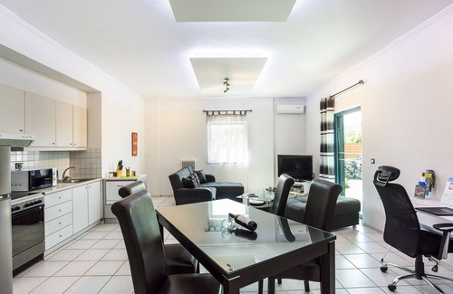 Houdetsi Villa | Villa Maria, Close to Sandy Beach & Amenities