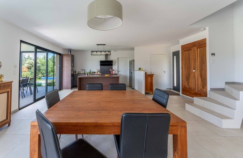 Cabrieres-d'Avignon Villa | Villa 'Mas Mayflower' with Mountain View, Wi-Fi, and Air Conditioning