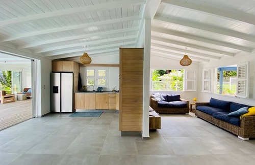 Le Robert Villa | Villa NALA seaside pool standing, relaxation facing the lagoon feet in the water