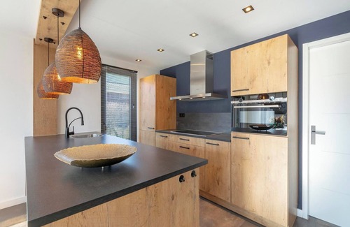 Julianadorp aan zee Villa | Villa near Dutch Dunes with Pool
