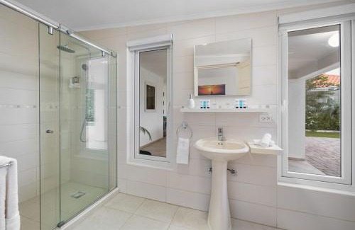 Washington Villa | Villa Noah Your Luxurious 4BR Retreat by Bocobay