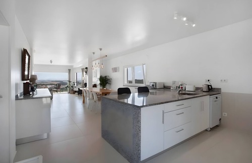 Lourinha Villa | Villa 'Peace House Lourinhã' with Mountain View, Private Pool and Wi-Fi