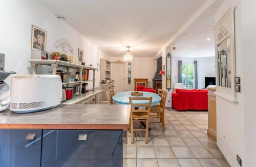 Apt Villa | Villa 'Plein Coeur Du Luberon' with Private Pool, Private Terrace and Wi-Fi