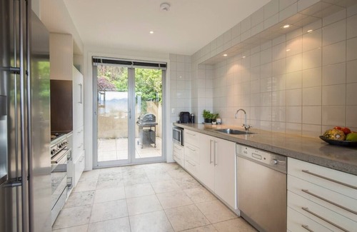 Queenstown City Centre Villa | Villa Ranui Hot Tub Free Parking Lake Views