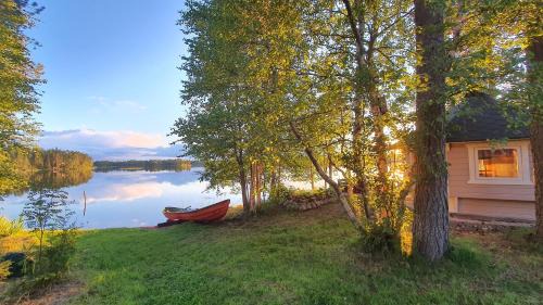 Taivalkoski Ski Chalet | Villa Salme lemmikkiystävällinen mökki Taivalkoskella Jokijärven rannalla