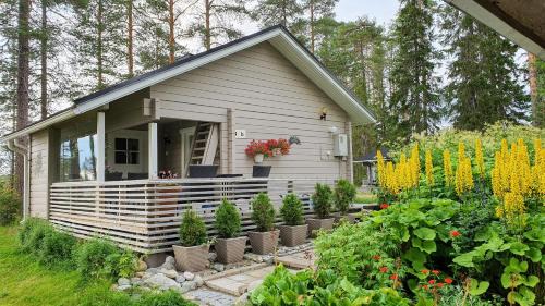 Taivalkoski Ski Chalet | Villa Salme lemmikkiystävällinen mökki Taivalkoskella Jokijärven rannalla