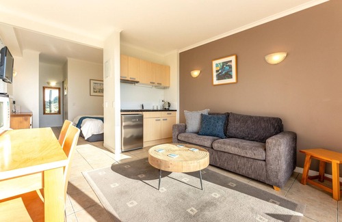 Palm Beach Apartment | Villa Sapphire - Villa Sapphire is a neat and tidy 1 bedroom, 1 bathroom holiday accommodation located within the Waiheke Island Resort in Palm Beach. The Villa is bright and fresh and very well equipped with everything you may require in order to ha