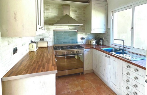 Arenas del Mar Villa | Villa - Sleeps 4 - Jacuzzi - Garden - Pet friendly
