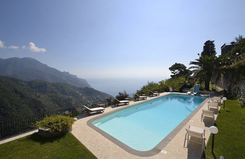 Ravello Villa | Villa Stilnovo Grande: A splendid and luminous two-story villa which faces the sun and the sea, with Free WI-FI.