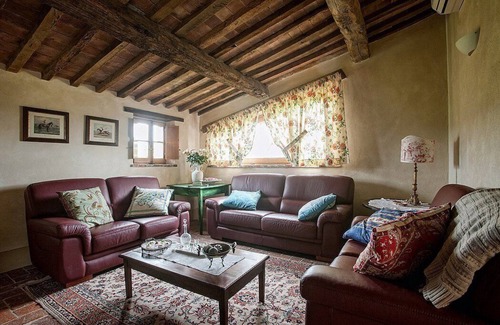 Pienza Villa | Villa Suriana: A charming two-story age-old farm house surrounded by meadows and by green hills, with Free WI-FI.