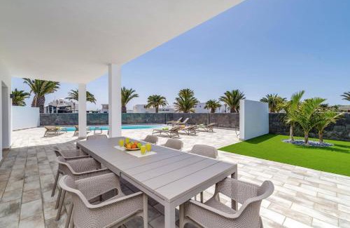 Playa Blanca Villa | Villa Tirma by Villa Plus