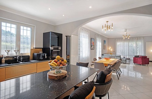 Ospedaletti Villa | Villa 'Vallegrande' with Sea View, Wi-Fi and Air Conditioning