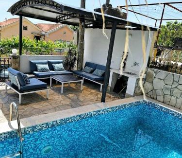 Susanj Apartment | Villa Vi apartmen in a villa with a swimming pool
