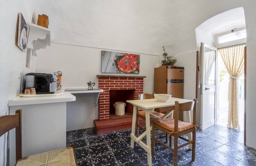 Cisternino Villa | Villa 'Villetta Nel Verde' with Private Terrace, Wi-Fi and Air Conditioning