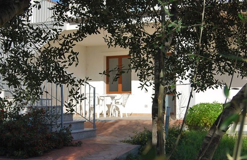 Torre di Bari Apartment | Villa with a large luxury apartment situated at a short walk from Torre di Bari.