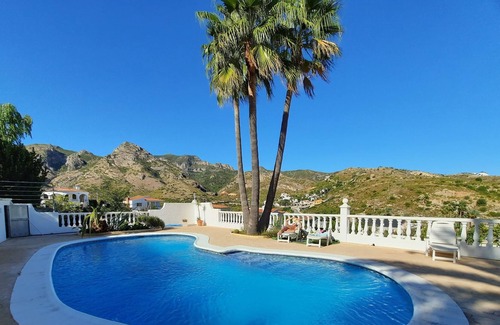 Gandia Villa | Villa with heated pool and a lovely green garden