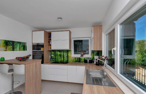 Lovrec House | Villa with infinity pool and beautiful lake view