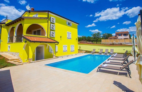 Musalez Cottage | Villa with pool, summer kitchen and fenced yard for 17 persons near Porec