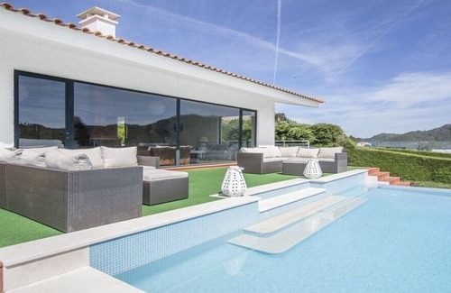 Ferreira do Zezere Villa | Villa Zezere Lago - Modern 4 bedroom villa - walking distance to Cast River dam