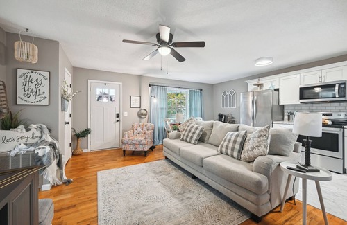 Vine Grove Cottage | Vine Grove Home w/Deck, 4 Mi to Saunders Springs!