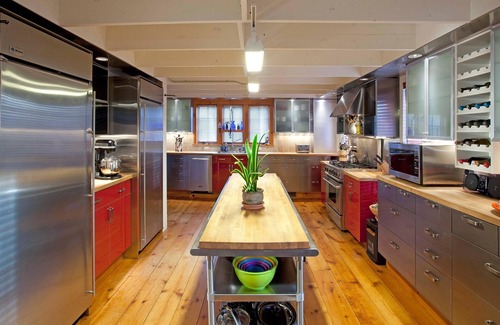 Pownal House | Vintage BARN Apartment-POOL-HotTub-FirePit-Hiking-Museums-Theater-Pets welcome!