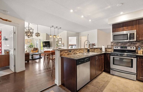 East Kootenay Apartment | Vintage Retreat | Outdoor Pool & Hot Tub | Central