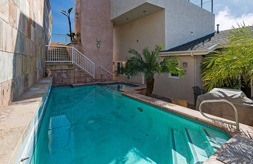 La Jolla Mesa House | Vista La Jolla offers a central location to world famous La Jolla beaches