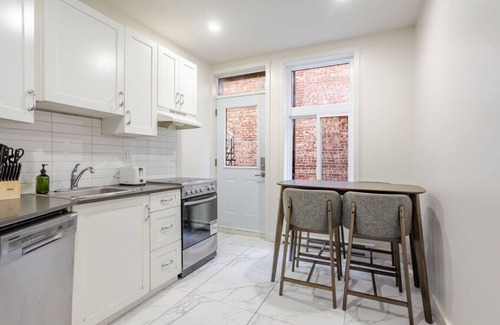Cote-Des-Neiges—Notre-Dame-De-Grace Apartment | Vista Nook Light Filled 2BR in NDG