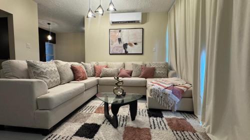 Arouca Apartment | Vive Luxe Condo w Pool & 247 Security near Airport