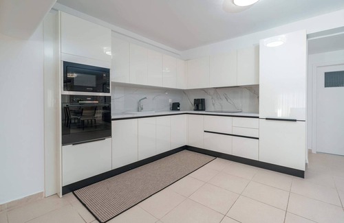 Voula Villa | Voula Luxury Modern Living 1 Bd Apt with Garden