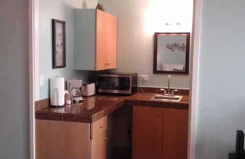 Waikiki Apartment | ~Waikiki~ LOWEST RATES IN AREA ~ Studio ~ Fully Furn ~ Blocks to Beach ~