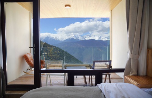 Deqen County Hotel | Wake UP IN SNOW MOUNTAIN