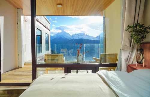 Deqen County Hotel | Wake UP IN SNOW MOUNTAIN