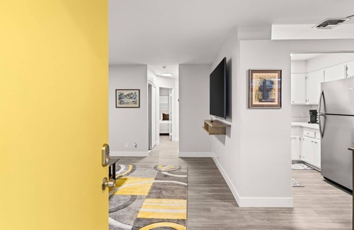 Downtown Las Vegas Apartment | Walk Downtown Las Vegas 875 sf 2BR/1BA Fremont Arts District & 8Min to The Strip
