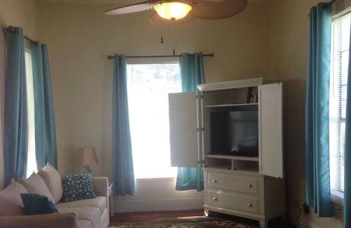 San Jacinto Cottage | Walk One Block To The Beach, Restaurants, Bars, Gift Shops, And Pleasure Pier